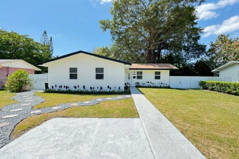 House in Miami, Florida 3 bedrooms, 120.03 sq.m. № 1330328 - photo 1