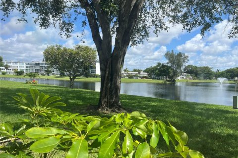 Condo in Deerfield Beach, Florida, 2 bedrooms  № 1233382 - photo 1