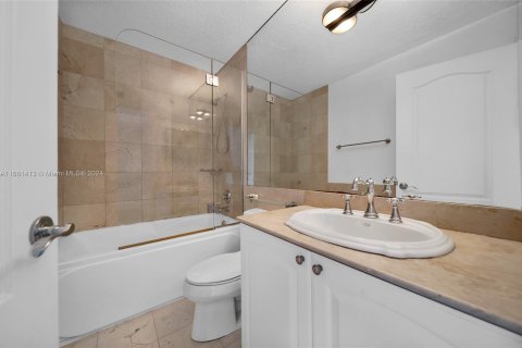 Condo in Miami Beach, Florida, 2 bedrooms  № 1368907 - photo 20