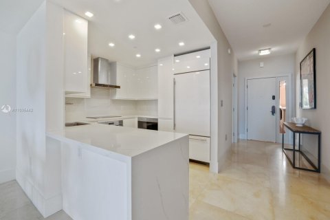 Condo in Miami Beach, Florida, 2 bedrooms  № 3891 - photo 17