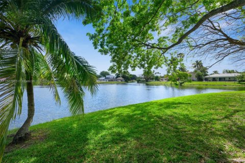 House in Coral Springs, Florida 3 bedrooms, 208.57 sq.m. № 1382962 - photo 1