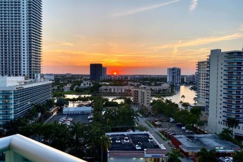 Condo in Hollywood, Florida, 2 bedrooms  № 363747 - photo 12