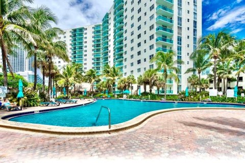 Condominio en venta en Hollywood, Florida, 2 dormitorios, 109.25 m2 № 363747 - foto 13