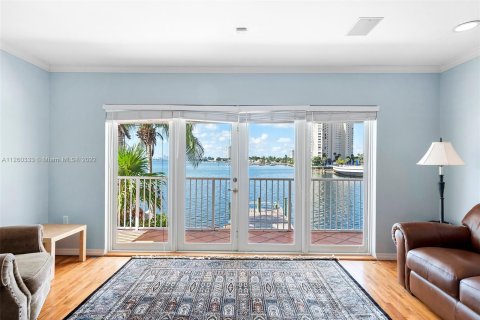 Купить виллу или дом в Норт-Майами, Флорида 5 спален, 391.68м2, № 67381 - фото 10