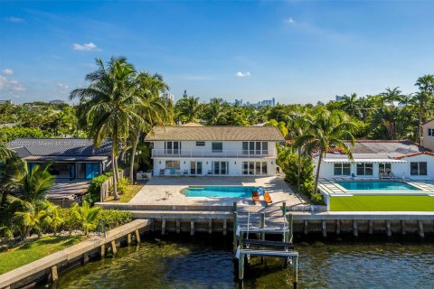 Купить виллу или дом в Норт-Майами, Флорида 5 спален, 391.68м2, № 67381 - фото 1