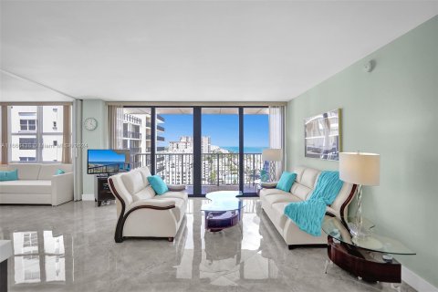 Condo in Hollywood, Florida, 2 bedrooms  № 1380198 - photo 9