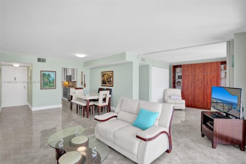 Condo in Hollywood, Florida, 2 bedrooms  № 1380198 - photo 10