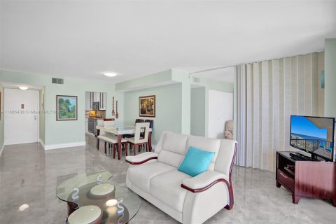 Condo in Hollywood, Florida, 2 bedrooms  № 1380198 - photo 21