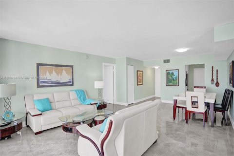 Condo in Hollywood, Florida, 2 bedrooms  № 1380198 - photo 11