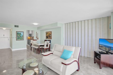 Condo in Hollywood, Florida, 2 bedrooms  № 1380198 - photo 18