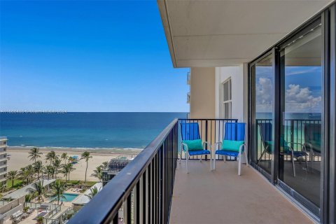 Condo in Hollywood, Florida, 2 bedrooms  № 1380198 - photo 1