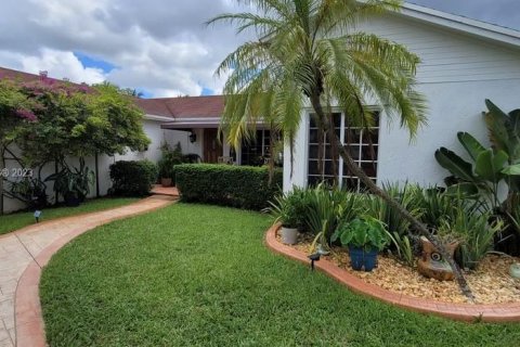 House in Hialeah, Florida 3 bedrooms, 116.5 sq.m. № 784476 - photo 3