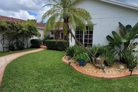 House in Hialeah, Florida 3 bedrooms, 116.5 sq.m. № 784476 - photo 4