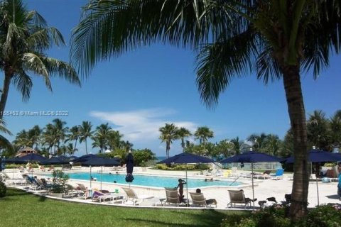 Condo in Miami Beach, Florida, 2 bedrooms  № 1955 - photo 26