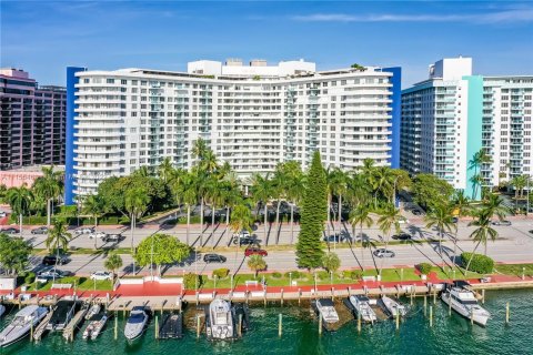 Condominio en alquiler en Miami Beach, Florida, 2 dormitorios, 126.35 m2 № 1955 - foto 1