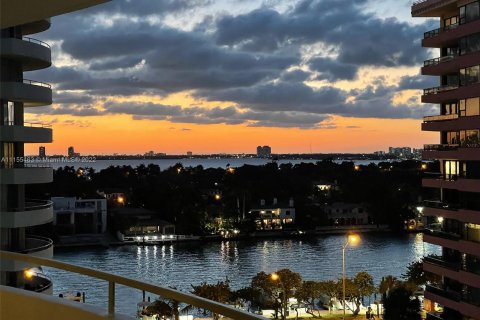 Condo in Miami Beach, Florida, 2 bedrooms  № 1955 - photo 23