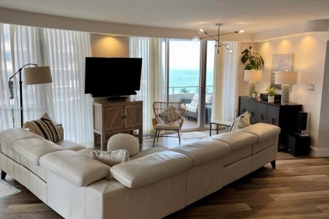 Condo in Miami Beach, Florida, 2 bedrooms  № 1955 - photo 3