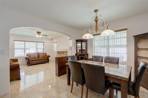 Villa ou maison à vendre à Miami, Floride: 2 chambres, 97.92 m2 № 1393482 - photo 24