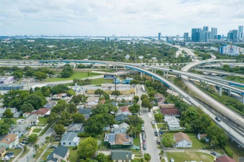 Villa ou maison à vendre à Miami, Floride: 2 chambres, 97.92 m2 № 1393482 - photo 13