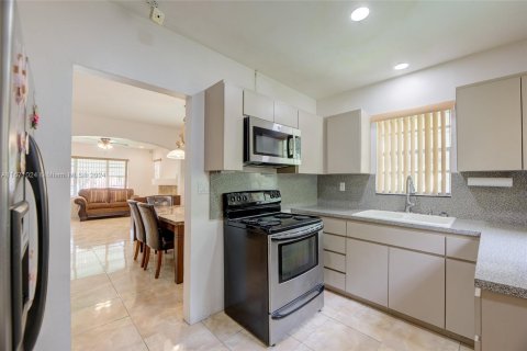 Casa en venta en Miami, Florida, 2 dormitorios, 97.92 m2 № 1393482 - foto 19