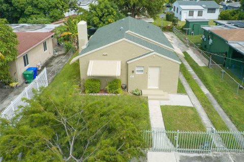 House in Miami, Florida 2 bedrooms, 97.92 sq.m. № 1393482 - photo 9