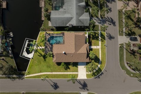 House in Tampa, Florida 4 bedrooms, 210.52 sq.m. № 1418068 - photo 1