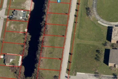 Купить земельный участок в Кейп-Корал, Флорида № 350099 - фото 1