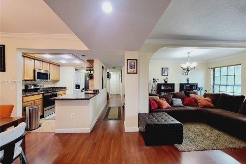 Condo in Lauderhill, Florida, 3 bedrooms  № 912880 - photo 2