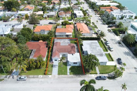 Casa en venta en North Bay Village, Florida, 5 dormitorios, 242.75 m2 № 1004439 - foto 1
