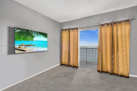 Condominio en venta en Sunny Isles Beach, Florida, 1 dormitorio, 70.79 m2 № 691496 - foto 4