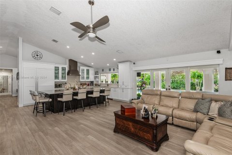 Casa en venta en Miami, Florida, 4 dormitorios, 278.43 m2 № 1270378 - foto 15