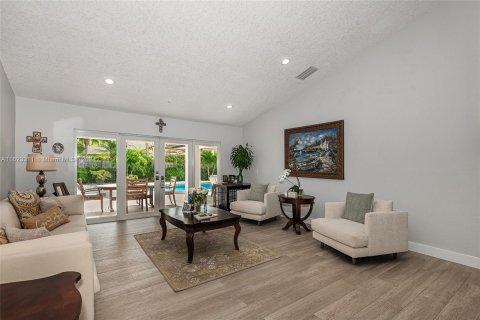 House in Miami, Florida 4 bedrooms, 278.43 sq.m. № 1270378 - photo 8