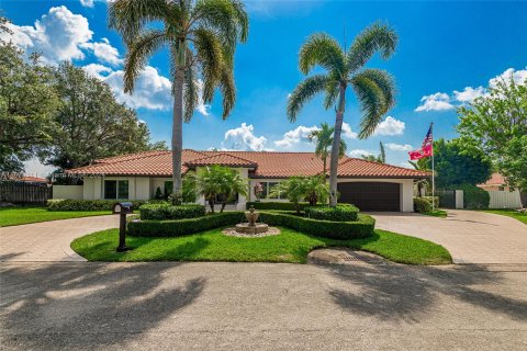 Villa ou maison à vendre à Miami, Floride: 4 chambres, 278.43 m2 № 1270378 - photo 1