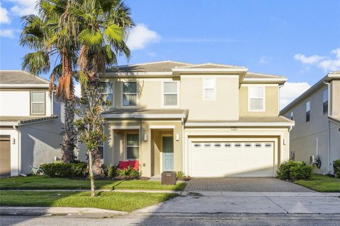 Casa en venta en Kissimmee, Florida, 10 dormitorios, 395.76 m2 № 800259 - foto 1