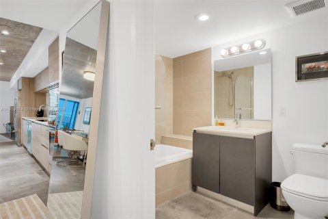 Condo in Miami Beach, Florida, 2 bedrooms  № 1364847 - photo 22