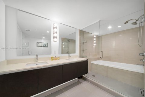 Condo in Miami Beach, Florida, 2 bedrooms  № 1364847 - photo 17