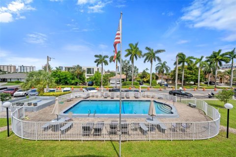 Condo in Hallandale Beach, Florida, 1 bedroom  № 1225523 - photo 17