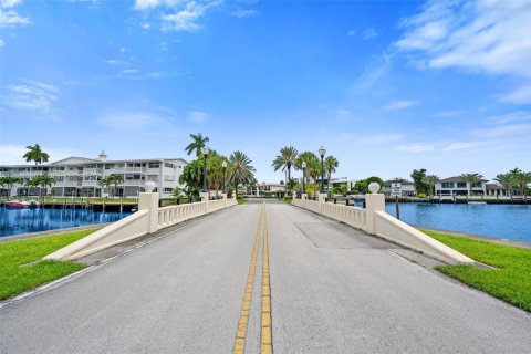 Condo in Hallandale Beach, Florida, 1 bedroom  № 1225523 - photo 22