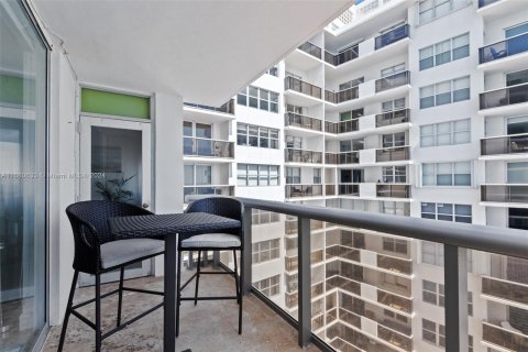 Condo in Miami Beach, Florida, 2 bedrooms  № 1410920 - photo 11