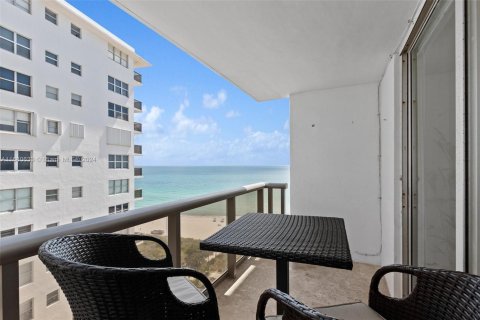 Condo in Miami Beach, Florida, 2 bedrooms  № 1410920 - photo 12