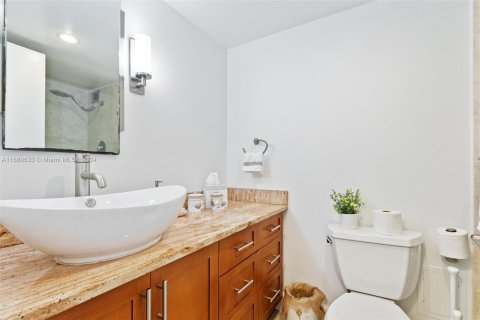 Condo in Miami Beach, Florida, 2 bedrooms  № 1410920 - photo 21