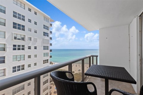 Condo in Miami Beach, Florida, 2 bedrooms  № 1410920 - photo 1