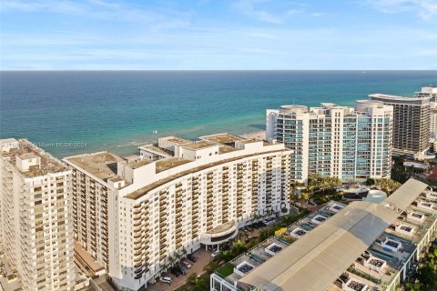 Condo in Miami Beach, Florida, 2 bedrooms  № 1410920 - photo 23