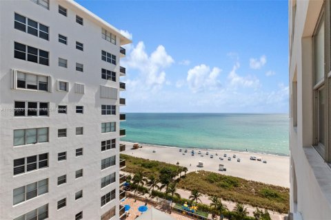 Condo in Miami Beach, Florida, 2 bedrooms  № 1410920 - photo 30