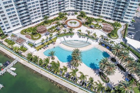 Condominio en alquiler en Miami Beach, Florida, 2 dormitorios, 99.31 m2 № 1370351 - foto 4