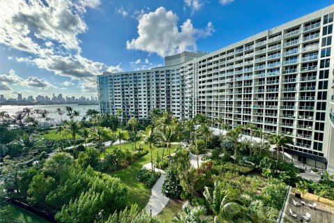 Condo in Miami Beach, Florida, 2 bedrooms  № 1370351 - photo 17