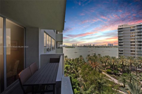 Condominio en alquiler en Miami Beach, Florida, 2 dormitorios, 99.31 m2 № 1370351 - foto 1