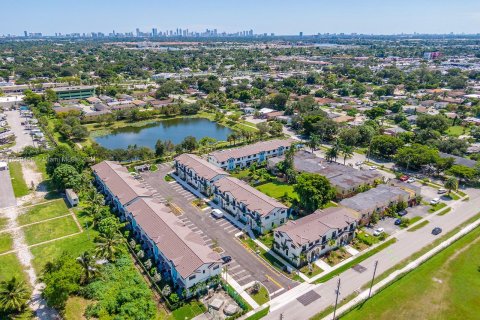 Townhouse in Miramar, Florida 3 bedrooms, 139.73 sq.m. № 1370670 - photo 1