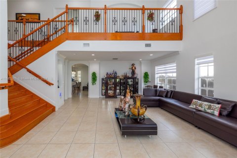 House in Miami, Florida 4 bedrooms, 282.79 sq.m. № 1370573 - photo 7