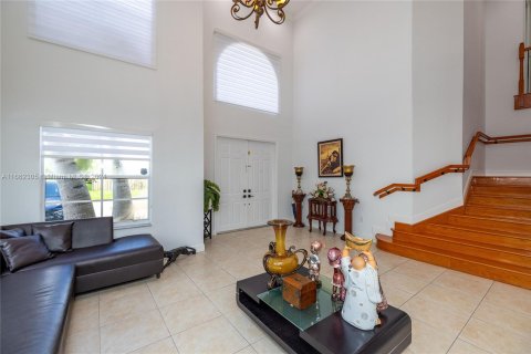 House in Miami, Florida 4 bedrooms, 282.79 sq.m. № 1370573 - photo 9